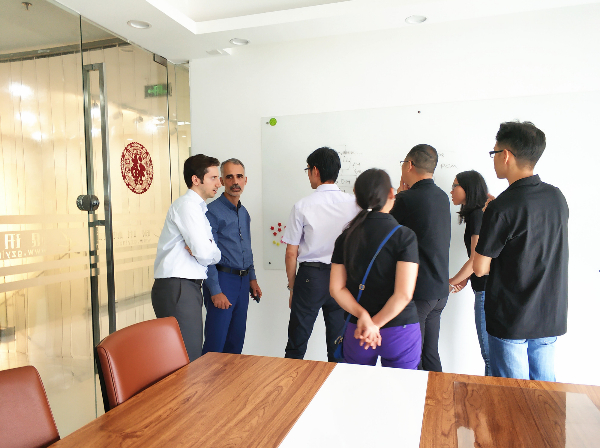 雙方進行溝通與交流